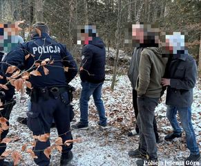 Policjanci z Karpacza ryzykowali życiem, ratując osiem osób z płonącego budynku