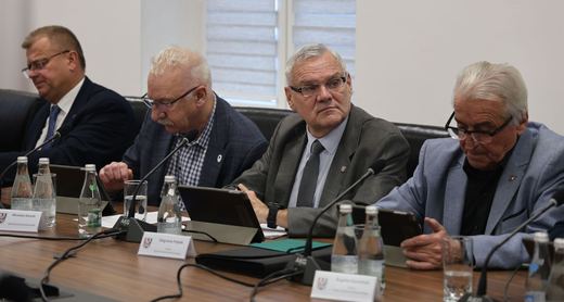 Sesja w powiecie: nagrody, opłaty i zmiany w budżecie