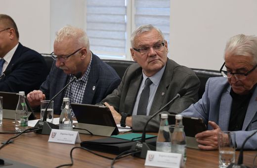 Sesja w powiecie: nagrody, opłaty i zmiany w budżecie