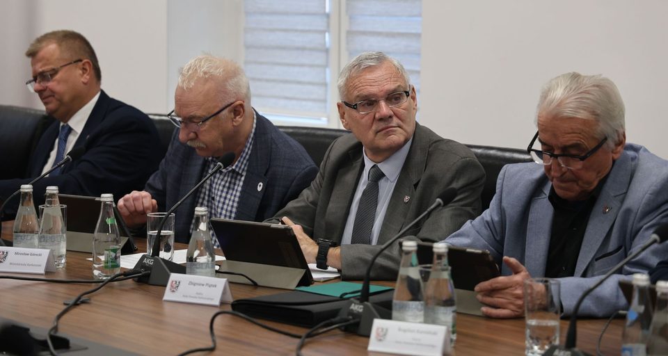 Sesja w powiecie: nagrody, opłaty i zmiany w budżecie