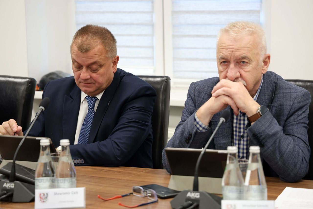 Sesja w powiecie: nagrody, opłaty i zmiany w budżecie