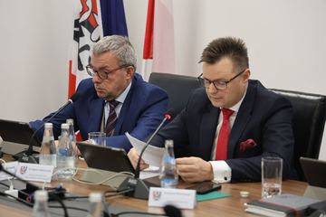 Sesja w powiecie: nagrody, opłaty i zmiany w budżecie