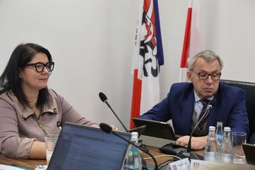Sesja w powiecie: nagrody, opłaty i zmiany w budżecie