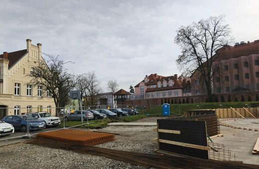 O punkcie widokowym na Bobrowych Skałach, koniu na wieży oraz jubileuszu „Chemika”