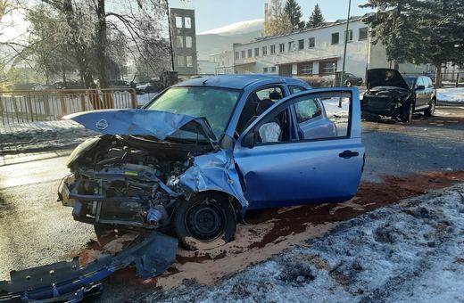 Rozbite auta po mocnym „dzwonie”