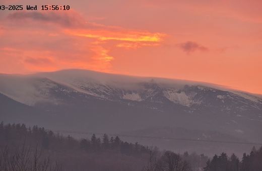 Efektowny zachód słońca nad Karkonoszami