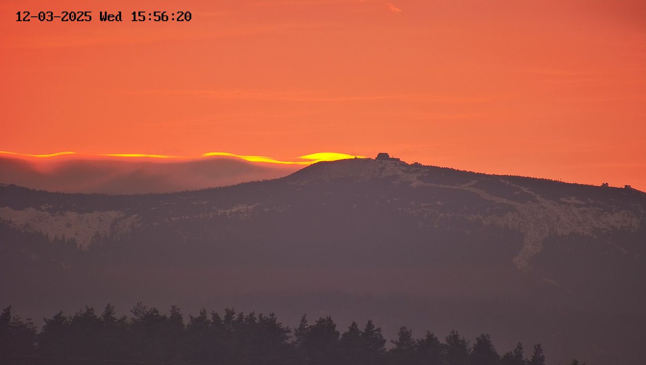 Efektowny zachód słońca nad Karkonoszami