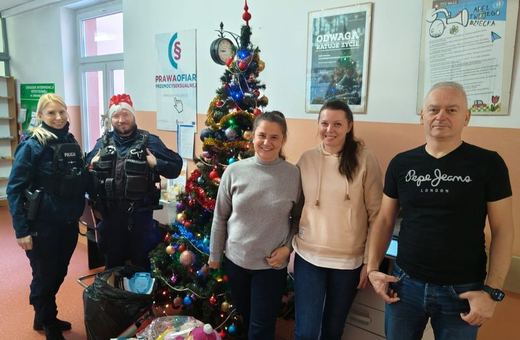Świąteczne prezenty od jeleniogórskich policjantów