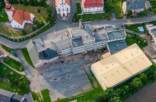 Schrony pod szkołami