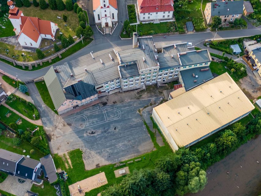 Schrony pod szkołami