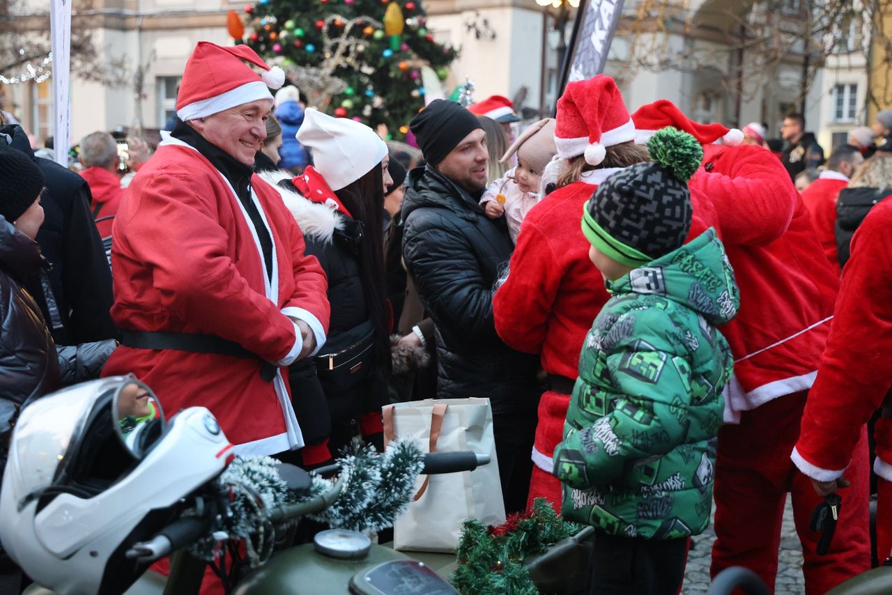 Zaklęcie "Żabek" rozświetliło miejską choinkę