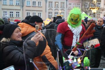 Zaklęcie "Żabek" rozświetliło miejską choinkę