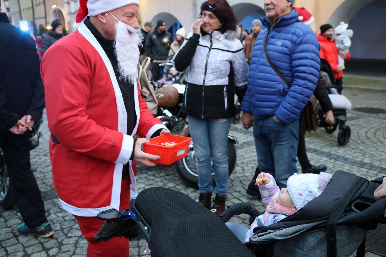 Zaklęcie "Żabek" rozświetliło miejską choinkę