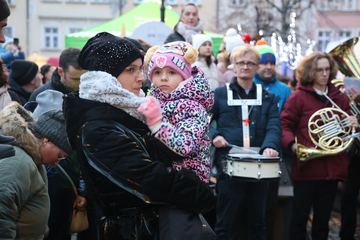 Zaklęcie "Żabek" rozświetliło miejską choinkę