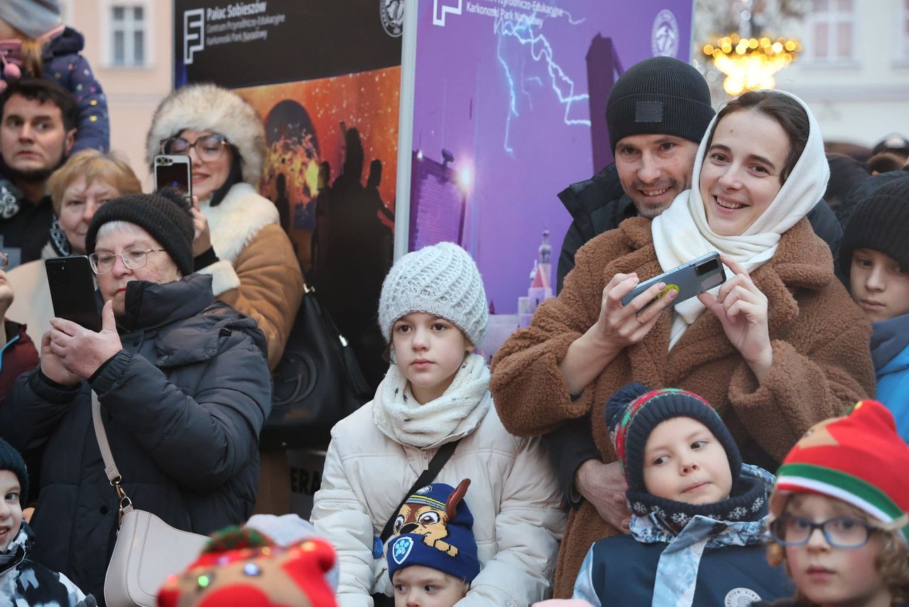 Zaklęcie "Żabek" rozświetliło miejską choinkę