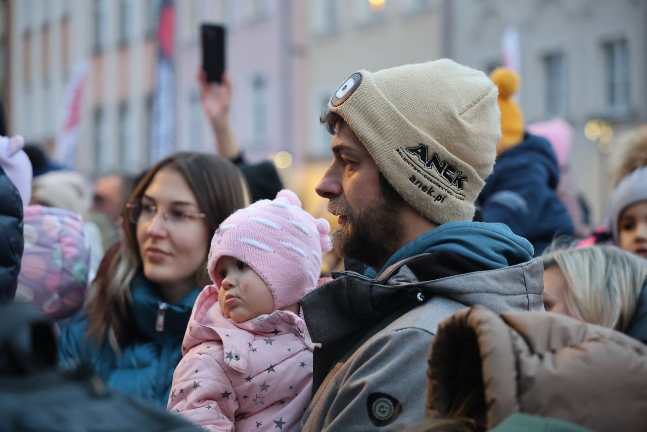Zaklęcie "Żabek" rozświetliło miejską choinkę
