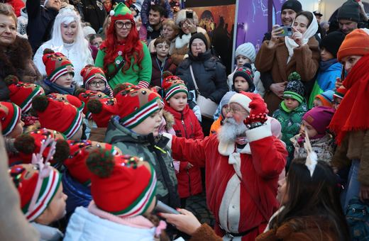 Zaklęcie "Żabek" rozświetliło miejską choinkę