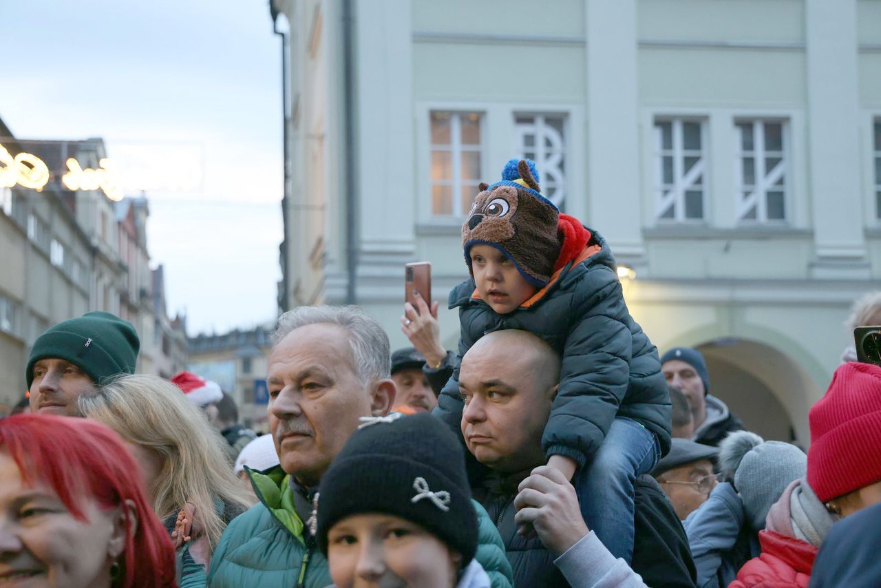 Zaklęcie "Żabek" rozświetliło miejską choinkę