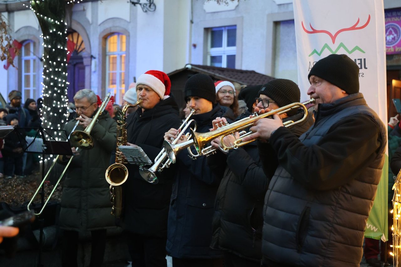 Zaklęcie "Żabek" rozświetliło miejską choinkę