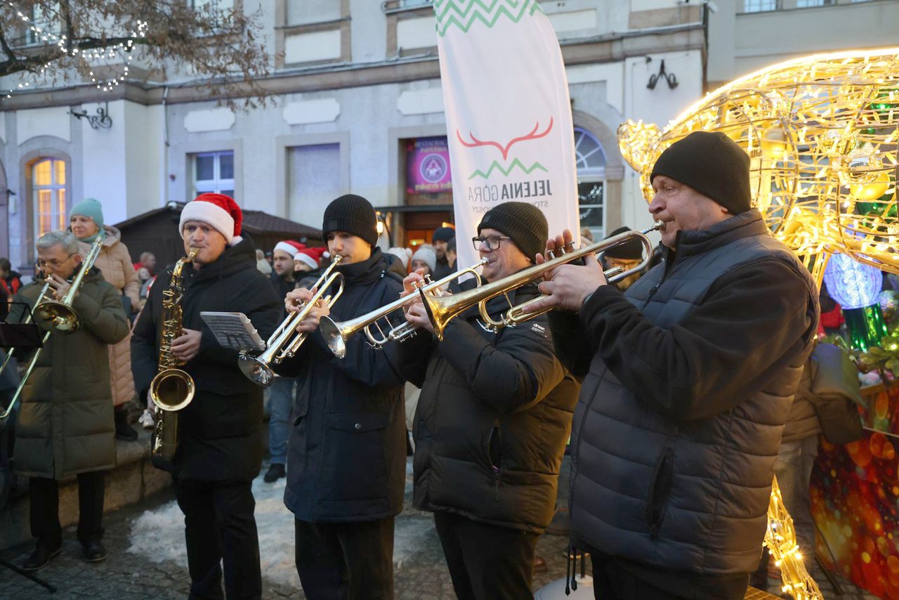 Zaklęcie "Żabek" rozświetliło miejską choinkę