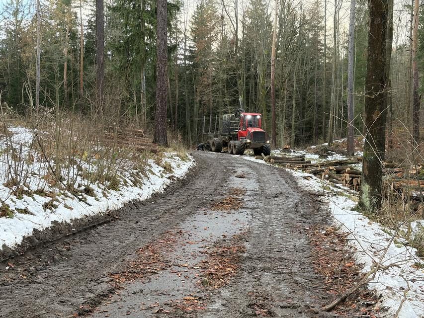 Niebezpieczna droga w Sosnówce. Mieszkańcy mają dość ciężarówek niszczących gminny trakt