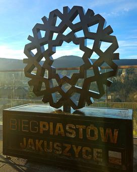 Śnieżynka Biegu Piastów wita przy dworcu