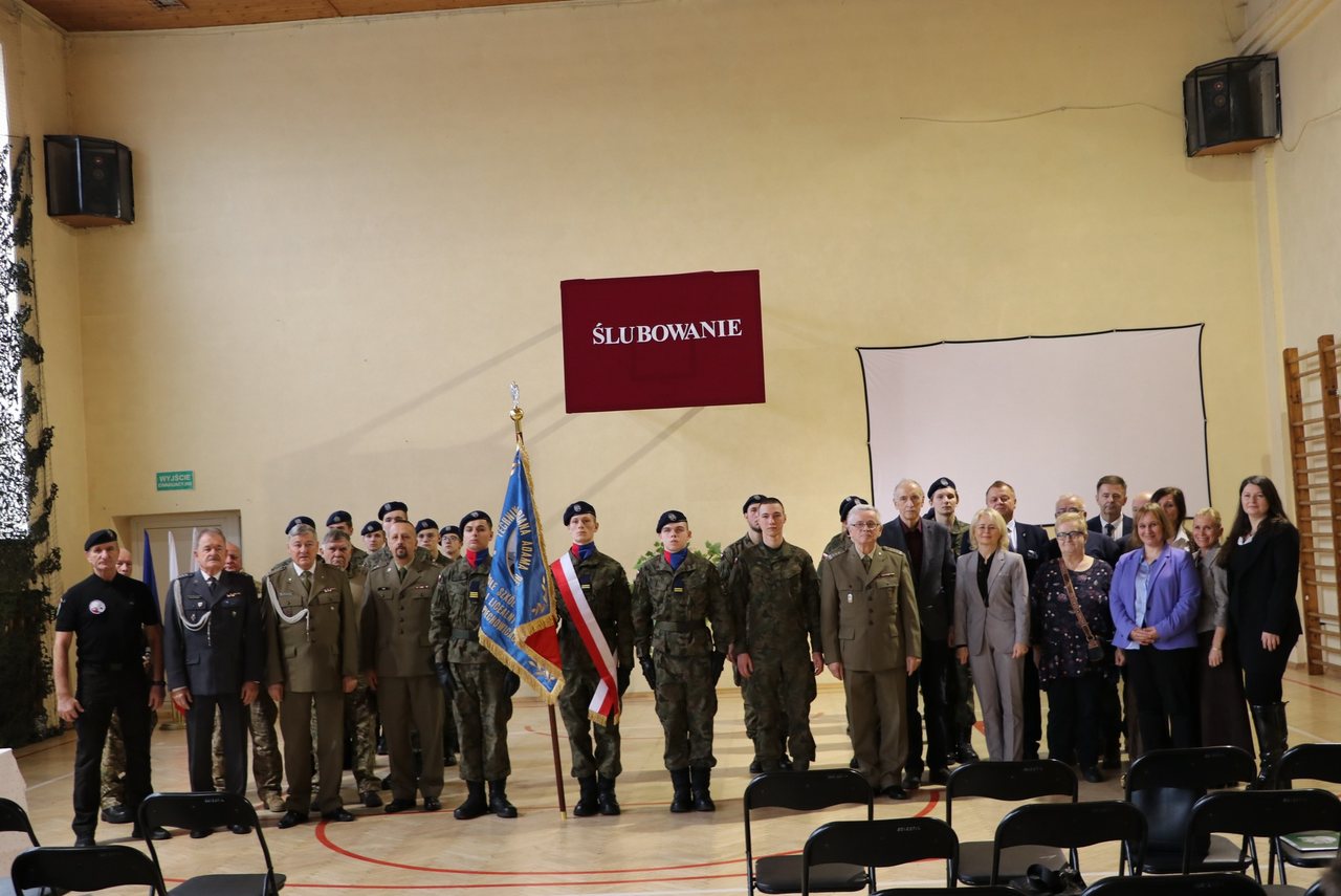 Ślubowanie uczniów w mundurach
