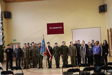 Ślubowanie uczniów w mundurach