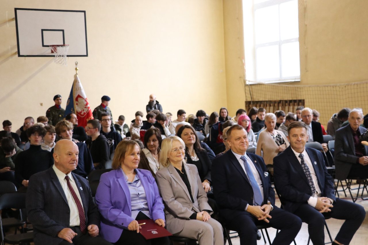 Ślubowanie uczniów w mundurach