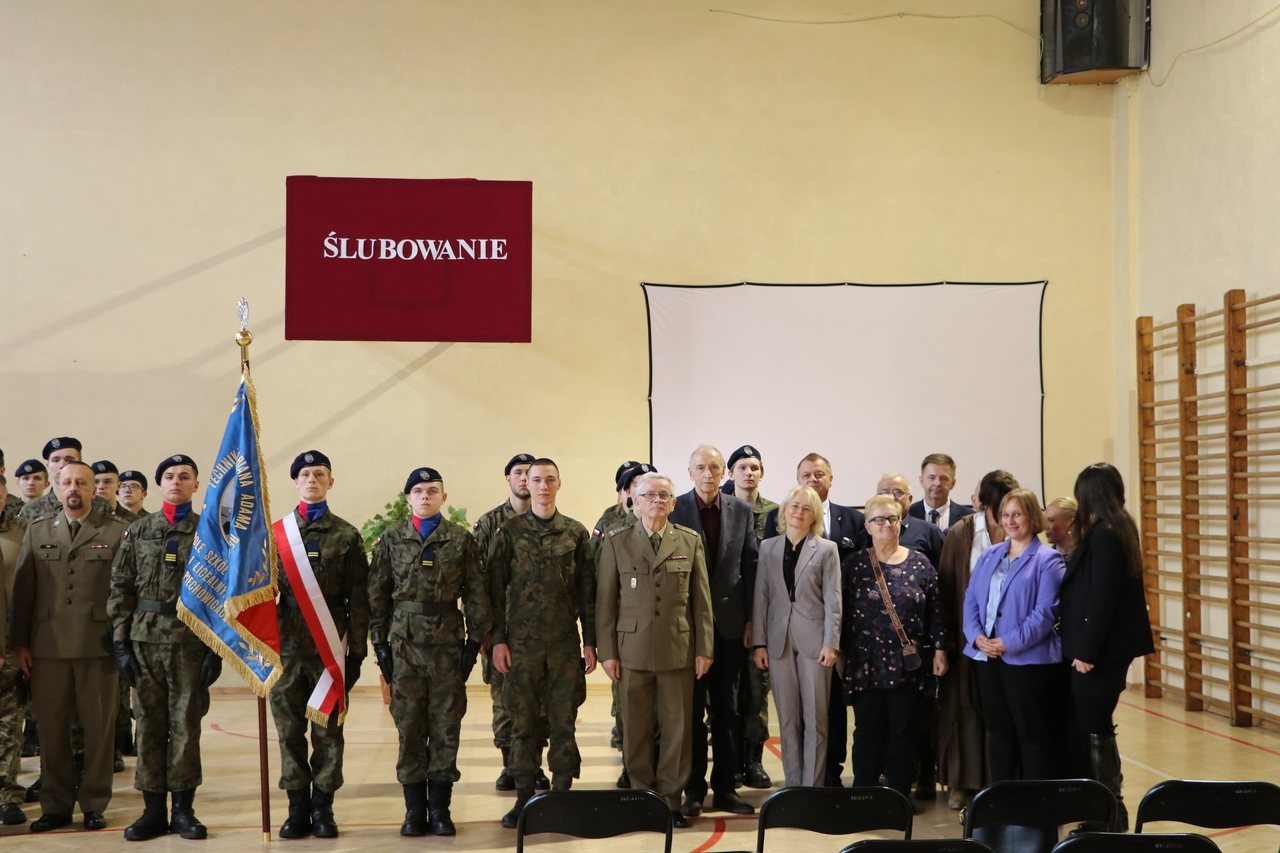 Ślubowanie uczniów w mundurach