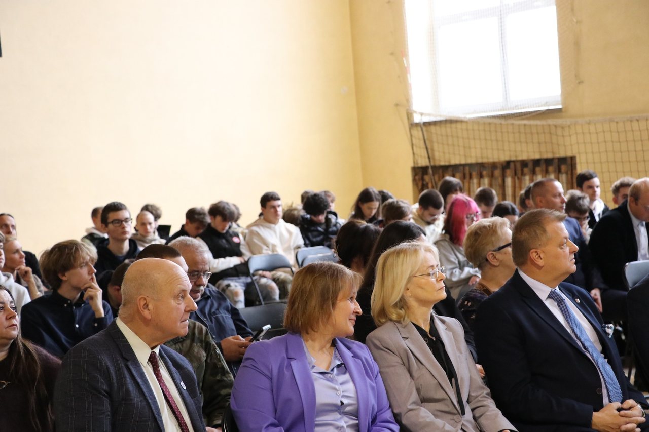 Ślubowanie uczniów w mundurach