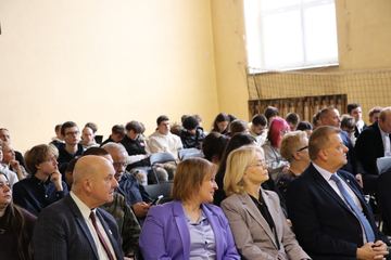 Ślubowanie uczniów w mundurach