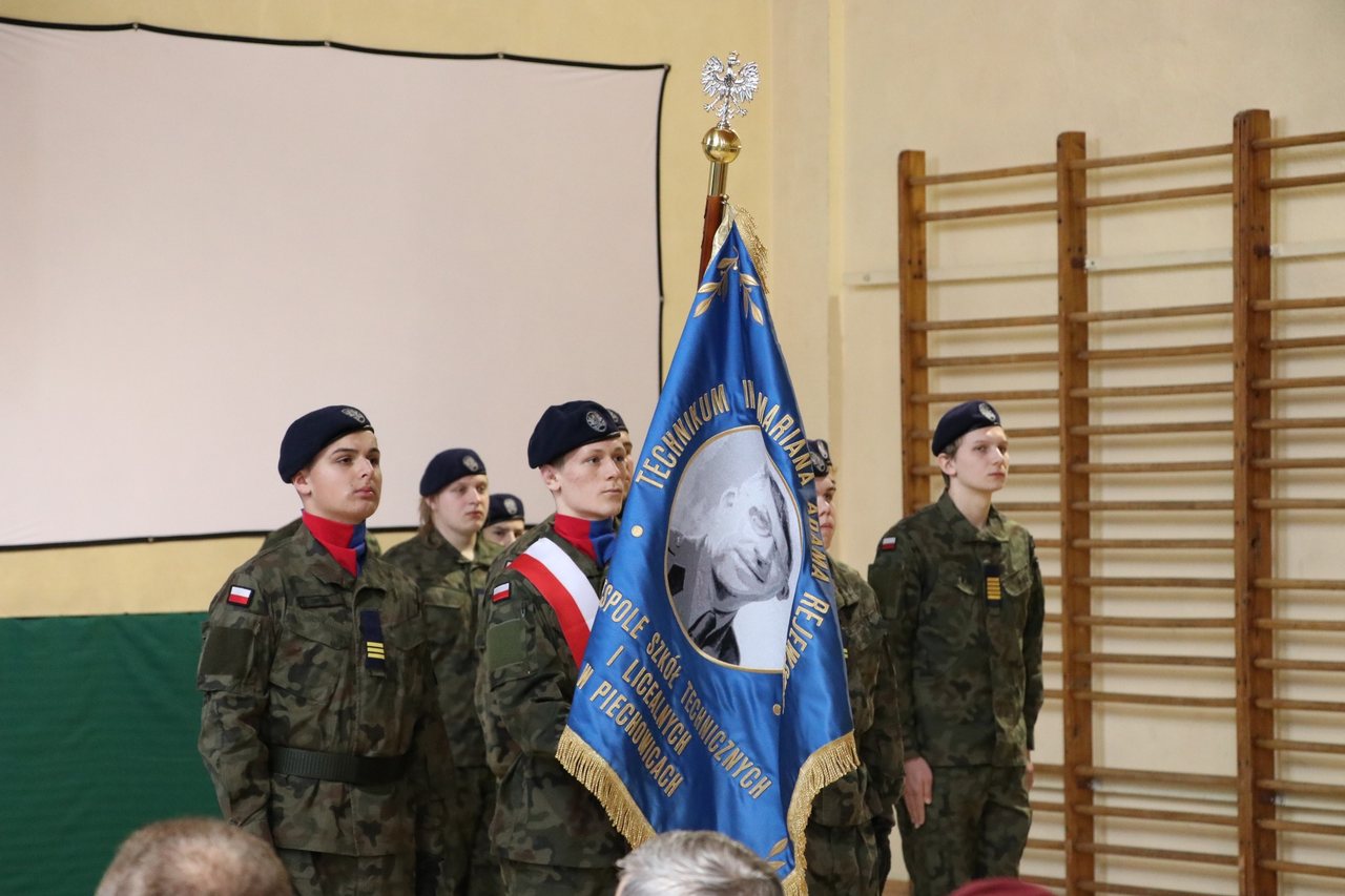 Ślubowanie uczniów w mundurach
