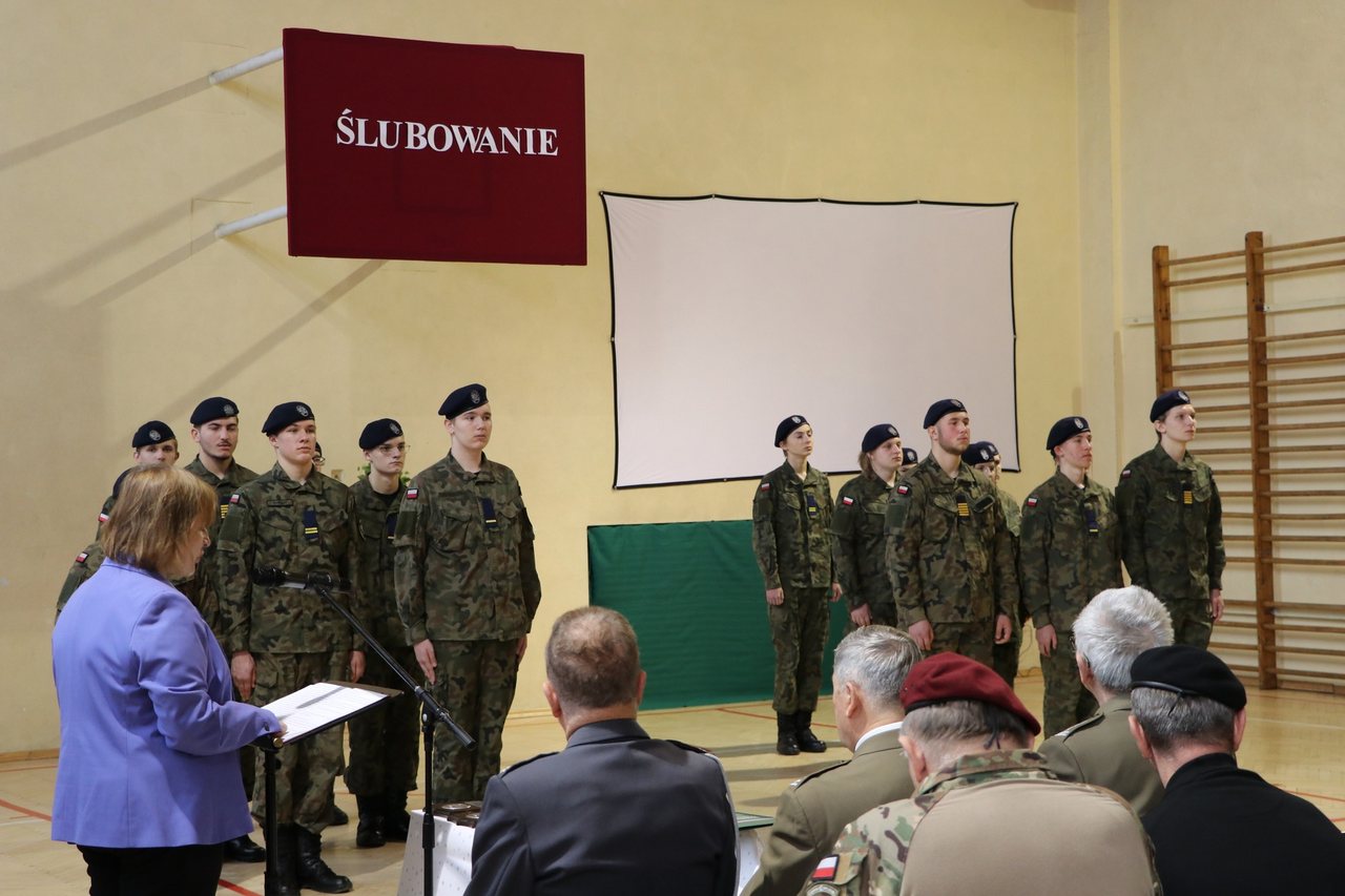 Ślubowanie uczniów w mundurach