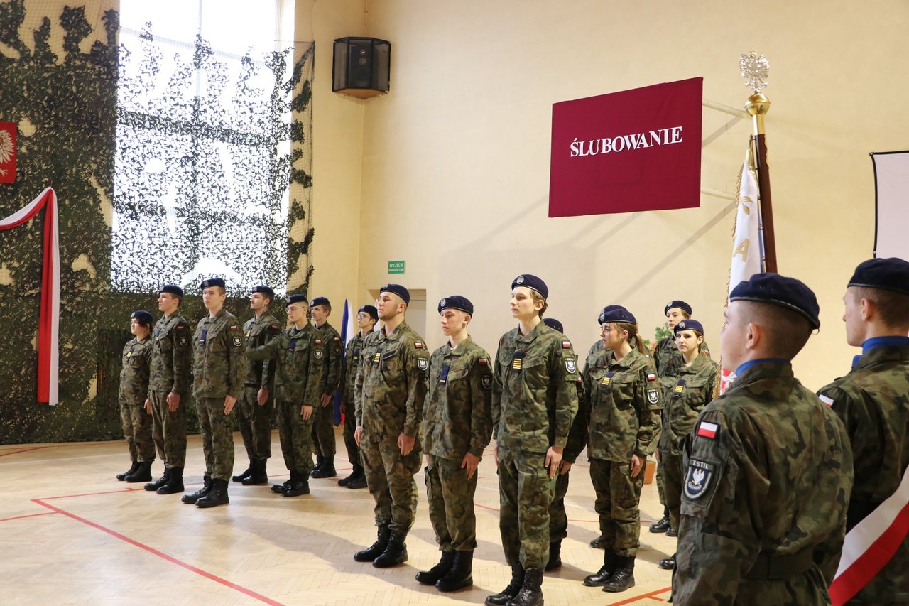 Ślubowanie uczniów w mundurach