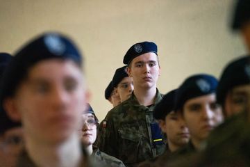 Ślubowanie uczniów w mundurach