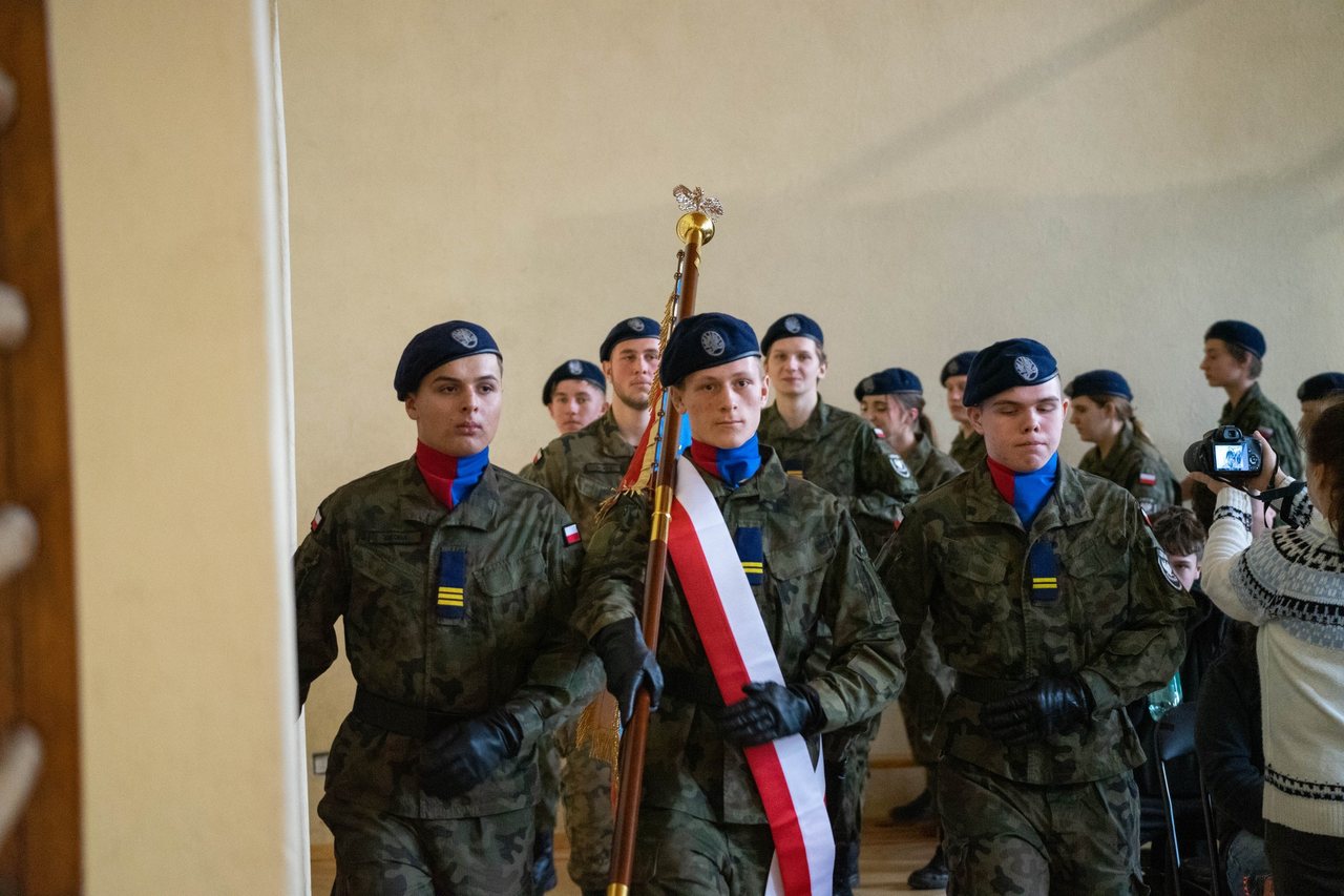 Ślubowanie uczniów w mundurach