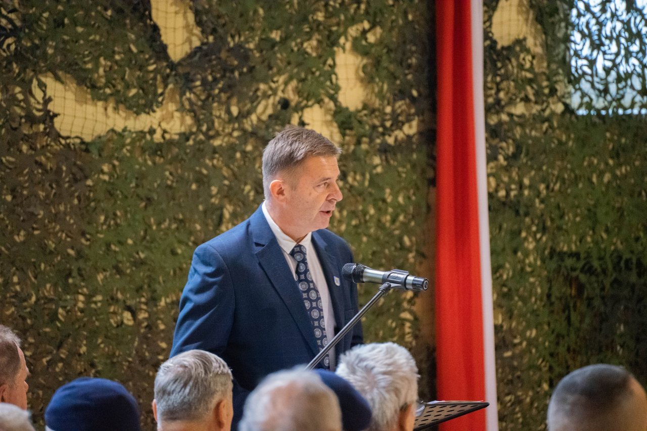Ślubowanie uczniów w mundurach