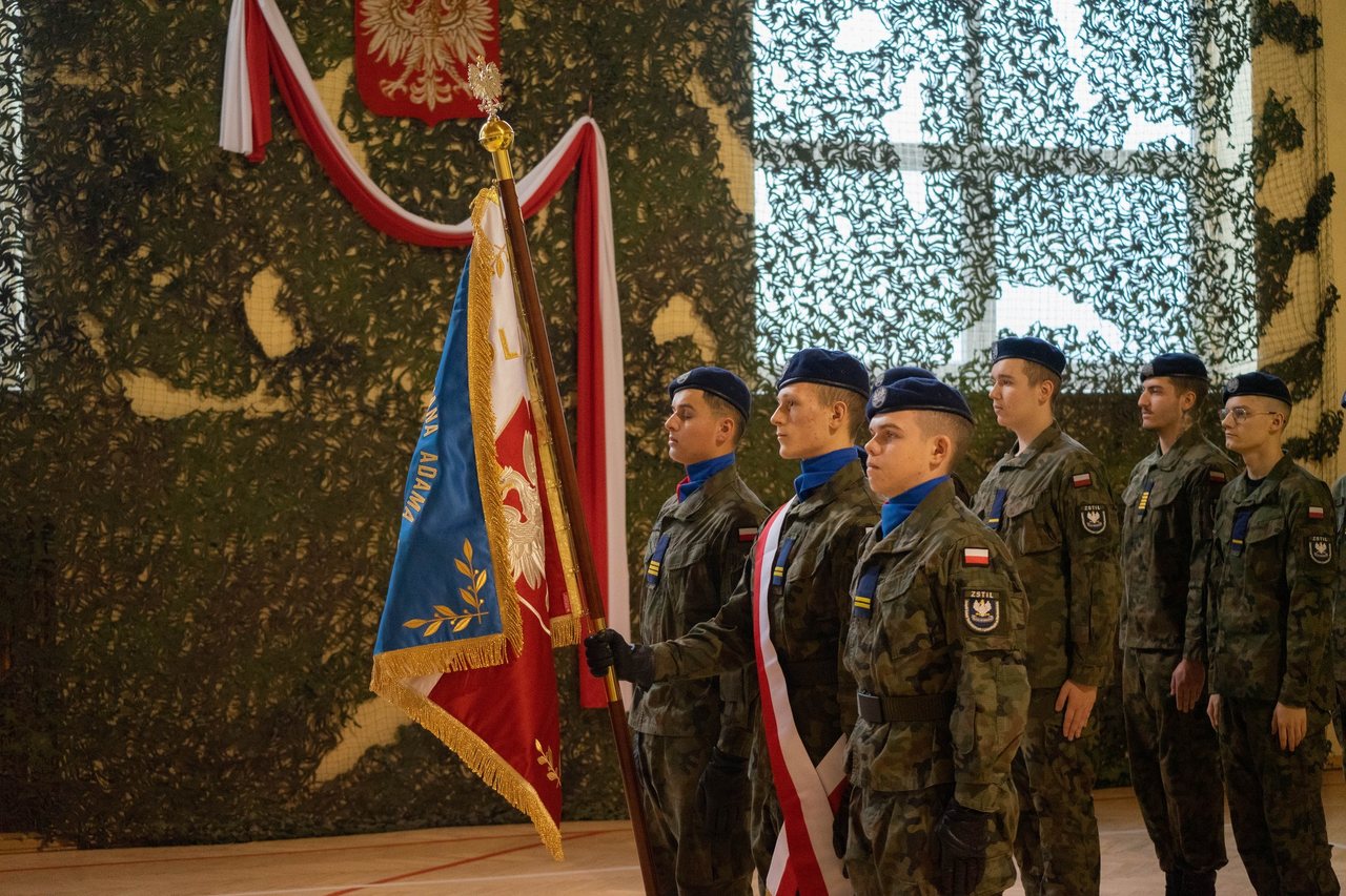 Ślubowanie uczniów w mundurach