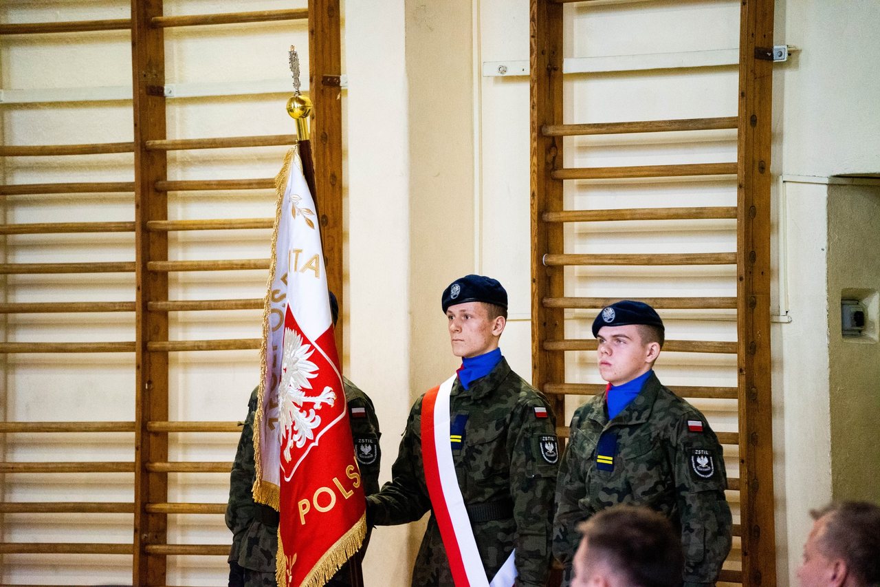 Ślubowanie uczniów w mundurach