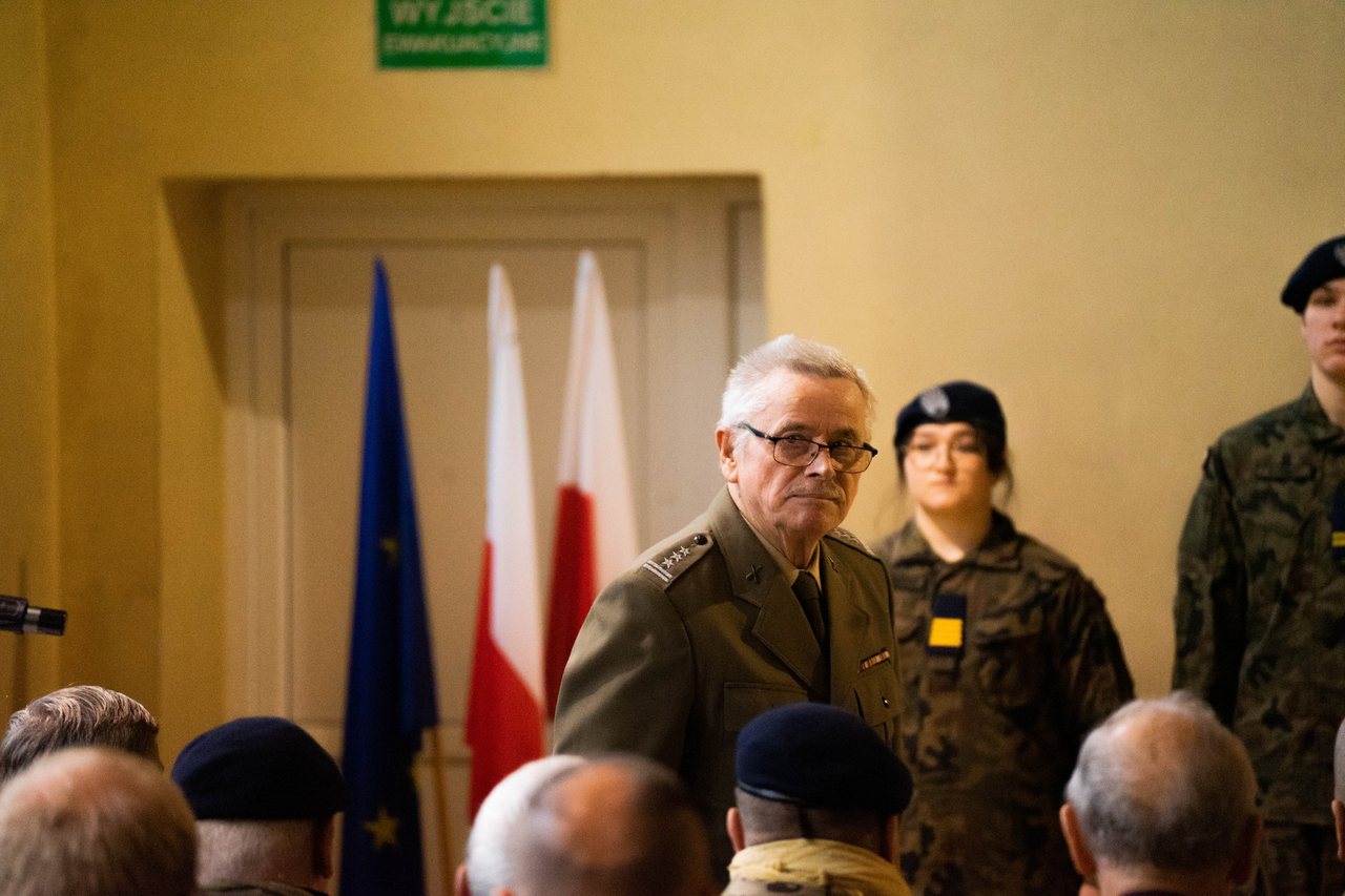 Ślubowanie uczniów w mundurach