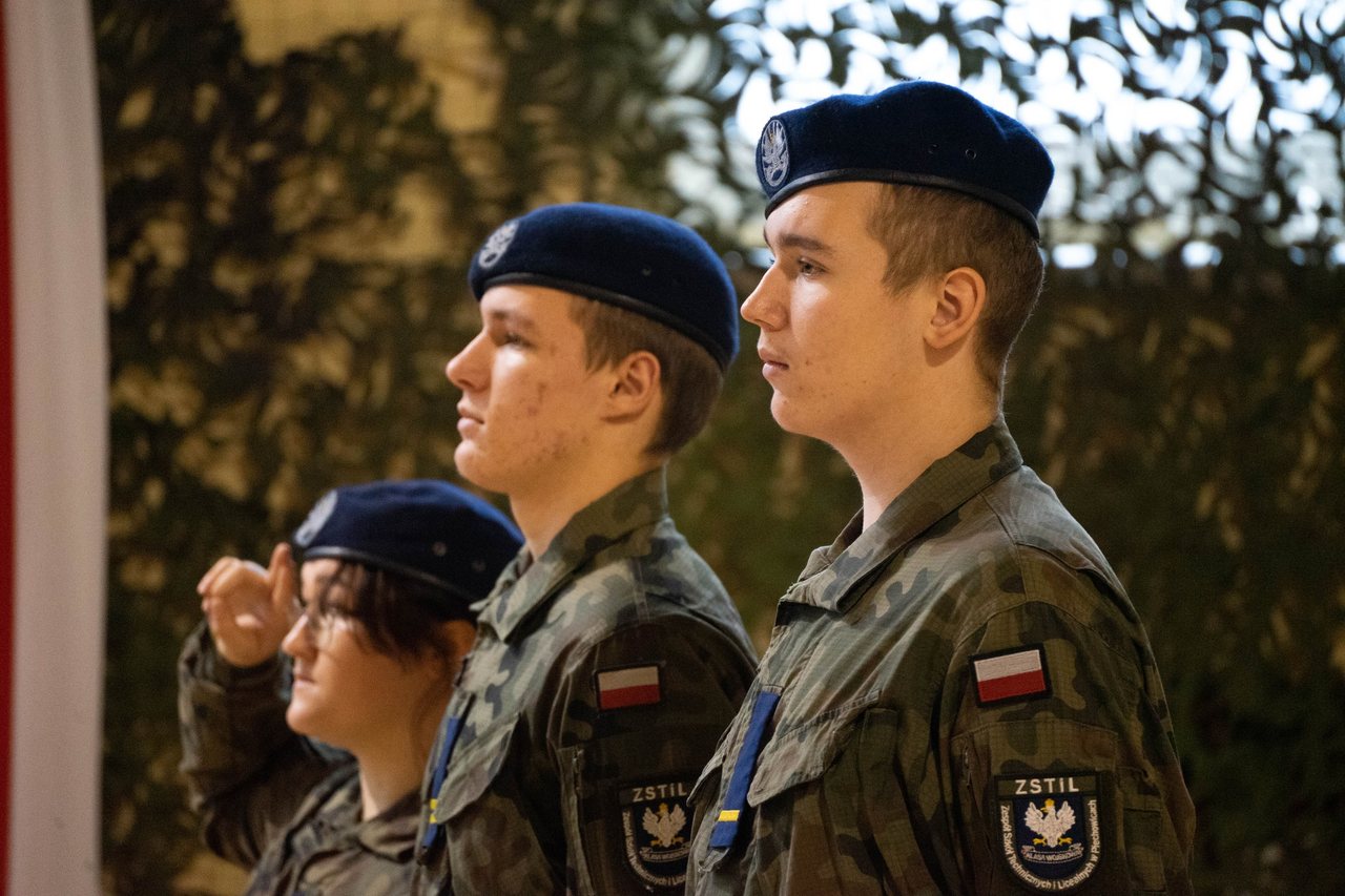 Ślubowanie uczniów w mundurach