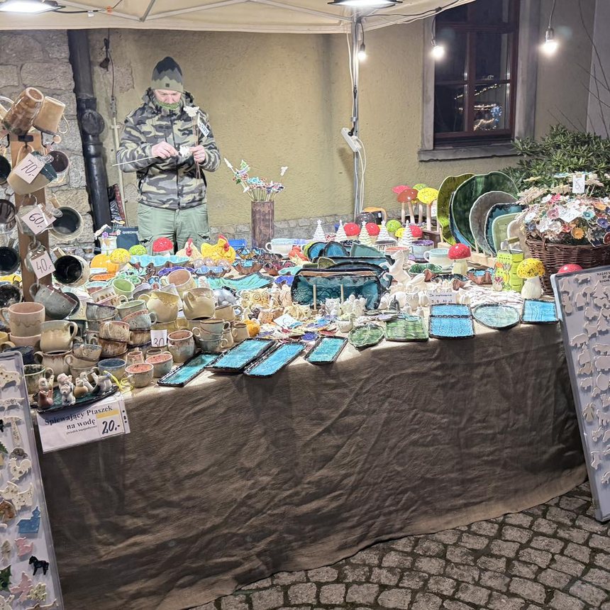Świąteczny jarmark wystartował paradą Mikołajów