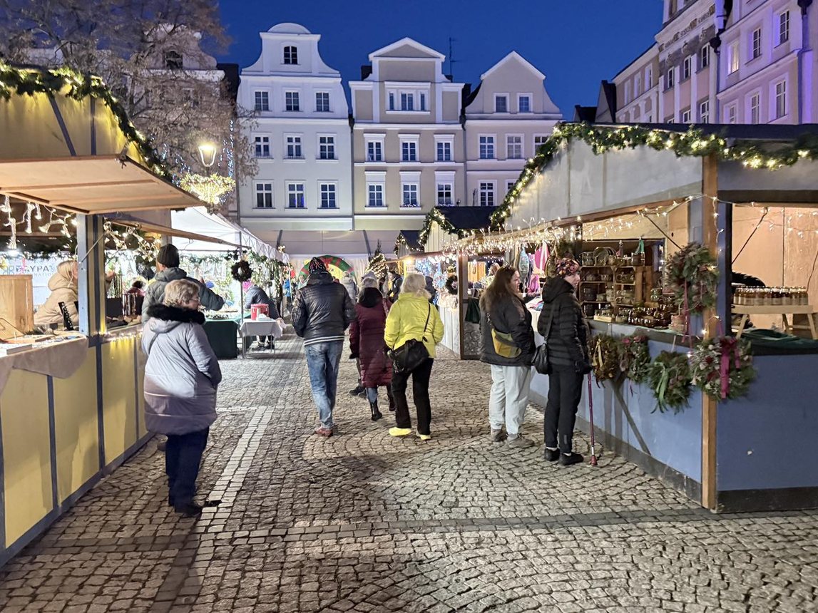 Świąteczny jarmark wystartował paradą Mikołajów