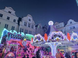 Świąteczny jarmark wystartował paradą Mikołajów
