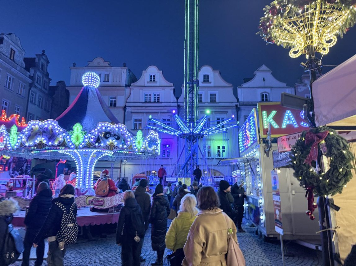 Świąteczny jarmark wystartował paradą Mikołajów