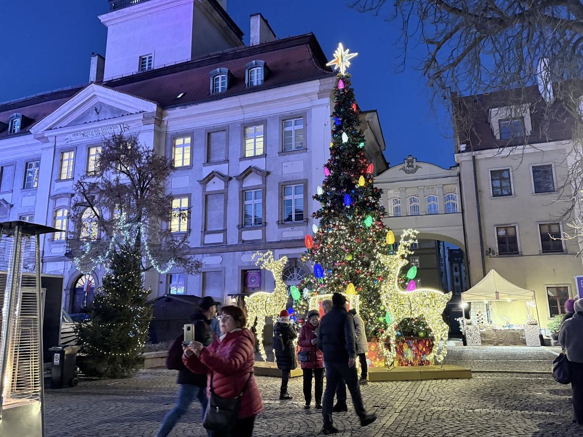 Świąteczny jarmark wystartował paradą Mikołajów
