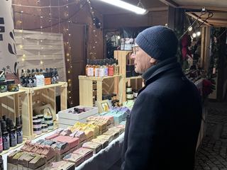 Świąteczny jarmark wystartował paradą Mikołajów