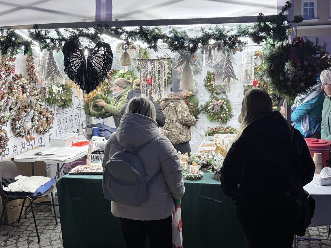 Świąteczny jarmark wystartował paradą Mikołajów