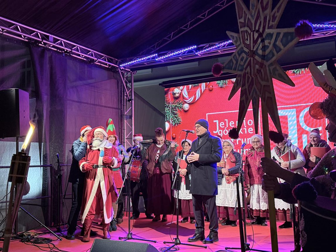 Świąteczny jarmark wystartował paradą Mikołajów